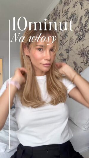 Maja Bohosiewicz Instagram - Jak stylizuje w 10minut włosy przedłużone. Bardzo prosto i szybko. Choć włosy przedłużone różnią się od moich - moje są bardzo cieniutkie i delikatne, doczepiane pomimo tego że to włosy lux słowiańskie są bardziej twarde więc trzeba im poświęcić odrobinę czasu aby wyglądały bardzo naturalnie. Włosy myję zwykłym szamponem a następnie nakładam odżywki drogeryjne ponieważ mają sporo silikonu i dobrze obklejają włosy doczepione ( nie wiem czemu mówiłam że to włosy sztuczne). Podsuszam, odrobinę je prostuję na szczotce żeby je wygładzić w następnie airwrapem kręcę tylko pasma przy twarzy i końcówki na całości głowy. To dosłownie zajmuje mi 3minuty. Wygładzam je oliwką żeby były błyszczące i e voila.