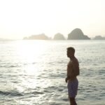 Maja Bohosiewicz Instagram - Chiang Mai, koh lanta, krabi, bangkok. Tysiące som tamów, morning glory, litry kokosa, kilkanaście masaży stóp, kilometry w tuktukach, 2kgw dół w biegunkach, mango sticky rice; pani zupka, książki, świątynie, diskopolo, tajski box, ladyboy show. Tajlandia nigdy nie zawodzi jako miejsce do podróży. I choć czasem myślę, że przecież tyle miejsc jeszcze nigdy nie widzieliśmy i po co poraź kolejny jechać do tego samego kraju - no właśnie po to uczucie w ktore wprawia nas Taj. Jakiegoś spokoju, luzu, braku makijażu, bezpieczeństwa. Nigdzie nie czuję się tak kompletnie wyluzowana jak tam. Zabierając ze soba do walizki dwie sukienki, trzy tiszerty, jedne szorty i tylko jeden krem do pielęgnacji. Nie interesuje mnie tu fryzura, makijaż, strój. Lubię tu łudzi, lubię ich uprzejmość, powolność i to że ni cholerę nie rozumiem co do mnie mówią po angielsku. Dziękujemy Tajlandio! Który jest wasz ukochany region? Gdzie byliście ?