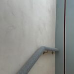 Maja Bohosiewicz Instagram – K L A T K A S C H O D O W A
Dziś przepis na zmianę klatki schodowej według Mai Bohosiewicz! 🏠⚒️
Czyli będzie tanio, szybko i efektownie !
💙Przemaluj stopnice farbą renowacyjną
💙Niech frontową ścianę ozdobi piękna tapeta
💙Na boczne ściany klatki schodowej rzuć rustykalny tynk za grosze ( przepis na niego znajdziesz pod inną moją rolką)
💙Ostatni punkt – i to jest SZTOS !
Odmień starą balustradę w stylu #NIEBURZYMYZMIENIAMY
czyli , potapiceruj ją -piękną i modną tkaniną!
Maja użyła niebieskiej bouclé pasującą do tapety!
( mój tip : od spodu tapicerowanie może być rozpinane na zamek lub rzepy -by można je było łatwo zdjąć i uprać)
I jak wyszło ?
Kto odmienia swoją klatkę schodową ?
Ręką w górę!
#pomyslnawnetrze #diy #wnętrzarskiediy #homestaging #szybkiezmianywdomu
___________________________
Lubisz takie szybkie zmiany ?