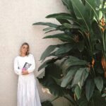 Maja Bohosiewicz Instagram - Zgarnęłam ją z szafki nocnej, nie wiem nawet skąd się tam wzięła. Lubię reportaże, ale te podróżnicze. Choć literatura faktu zawsze daje mi plaskacza w twarz zimną rybą. To się wydarzyło naprawdę ! Takie rzeczy się dzieją - krzyczy do mnie stosik liter na zadrukowanym papierze z kolorową okładką. Zazwyczaj przecież człowiek chce się zrelaksować, cieszyć naturą na wakacjach, ale nie, Wojciech Tochman ograbił mnie z mojej dziewczęcej naiwności w której wierzyłam, że kompletnie nie interesuje mnie kara dożywocia oraz jej cel i słuszność. A niech tam gniją w więzieniu, przecież nie za niewinność. No i tu właśnie pojawia się historia Osy, która w wieku nastoletnim jako pierwsza polka dostała karę dożywocia za zabójstwo wraz z dwoma kolegami. Nie dotknęła noża, nie zadała ciosu, nie była nawet przewodniczącą grupy. Choć te fakty do setnej strony w ogóle mnie nie interesują ponieważ śledzę historie z perspektywy mediów i dziennikarzy, np. Katarzyny Bondy której od dzisiaj w życiu nie przeczytam bo się na nią obraziłam po tej książce. I pięknie pokazuje nam się historia tego jak media, nagłówki, prasa, dziennikarze potrafią pięknie żonglować faktami i serwować nam je w formie szwedzkiego bufetu. To również niesamowita historia pod względem praw kobiet - bo Osa dostała wyrok taki sam jak jej dwóch kolegów którzy zbrodnie zaplanowali, skołowali narzędzia a następnie, zamordowali niewinną kobietę. Osa i jej zachowanie a raczej brak reakcji jest dla mnie psychopatyczny. Owszem… ale później pojawiają się kolejne fakty, kolejne pytania i kolejne narracje. Jak w dobrej książce nie dostajemy gotowej odpowiedzi instant więc nie możemy książki zamknąć i przejść swobodnie do kolejnej. Musimy mielić w głowie temat over and over…