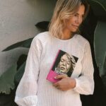 Maja Bohosiewicz Instagram - Zgarnęłam ją z szafki nocnej, nie wiem nawet skąd się tam wzięła. Lubię reportaże, ale te podróżnicze. Choć literatura faktu zawsze daje mi plaskacza w twarz zimną rybą. To się wydarzyło naprawdę ! Takie rzeczy się dzieją - krzyczy do mnie stosik liter na zadrukowanym papierze z kolorową okładką. Zazwyczaj przecież człowiek chce się zrelaksować, cieszyć naturą na wakacjach, ale nie, Wojciech Tochman ograbił mnie z mojej dziewczęcej naiwności w której wierzyłam, że kompletnie nie interesuje mnie kara dożywocia oraz jej cel i słuszność. A niech tam gniją w więzieniu, przecież nie za niewinność. No i tu właśnie pojawia się historia Osy, która w wieku nastoletnim jako pierwsza polka dostała karę dożywocia za zabójstwo wraz z dwoma kolegami. Nie dotknęła noża, nie zadała ciosu, nie była nawet przewodniczącą grupy. Choć te fakty do setnej strony w ogóle mnie nie interesują ponieważ śledzę historie z perspektywy mediów i dziennikarzy, np. Katarzyny Bondy której od dzisiaj w życiu nie przeczytam bo się na nią obraziłam po tej książce. I pięknie pokazuje nam się historia tego jak media, nagłówki, prasa, dziennikarze potrafią pięknie żonglować faktami i serwować nam je w formie szwedzkiego bufetu. To również niesamowita historia pod względem praw kobiet - bo Osa dostała wyrok taki sam jak jej dwóch kolegów którzy zbrodnie zaplanowali, skołowali narzędzia a następnie, zamordowali niewinną kobietę. Osa i jej zachowanie a raczej brak reakcji jest dla mnie psychopatyczny. Owszem… ale później pojawiają się kolejne fakty, kolejne pytania i kolejne narracje. Jak w dobrej książce nie dostajemy gotowej odpowiedzi instant więc nie możemy książki zamknąć i przejść swobodnie do kolejnej. Musimy mielić w głowie temat over and over…