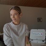Maja Bohosiewicz Instagram - jaki masz poziom ferrytyny a powiem Ci jakie masz życie 😜 Badania krwi czyli posiadanie wglądu w to, co dzieje się “pod maską” naszego organizmu. Krew prawdę Ci powie. Od ponad pół roku wychodzę na prostą z ilością ferrytyny i żelaza z którymi mam problem od czasu pierwszej ciąży. Kiedyś potrafiłam żywić się słodyczami, zarwać noc i być dumną, że pracowałam do nocy. Teraz swój sen i siebie stawiam na podium. Dobre jedzenie ( chlebek, jajka, twarogi, zupy!) , suplementacja ( u mnie prosta: kwasy Omega, maślan sodu, FeMe, magnez, wit b, probiotyk, ashwaganda), wspaniały sen ( 7-8h codziennie - koniec z oglądaniem seriali w nocy, chodzę spać z dziećmi i kurami), treningi i odpoczynek. To wszystko doprowadziło mnie do miejsca w którym czuję, że kiedy dzwoni budzik wstaje wypoczęta, świeża i gotowa do działania. Ta higiena życia to jedyna droga do mojego zdrowia fizycznego i psychicznego. Badajcie się i dbajcie o siebie. Podaje wam listę rzeczy którą ja badam raz na pół roku: Morfologia, Vit D, OB, potas, wapń, magnez, żelazo, ferrytyna, transferyna, profil lipidowy, kortyzol, glukoza, alat, aspat, Vit B12, TSH i FT4. Ciekawa jestem jaki jest wasz poziom ferrytyny i żelaza Z kodem MAJABOHOSIEWICZ macie -25% na badania do 20.03 R E K L A M A @upacjentapl