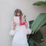 Maja Bohosiewicz Instagram - Zgarnęłam ją z szafki nocnej, nie wiem nawet skąd się tam wzięła. Lubię reportaże, ale te podróżnicze. Choć literatura faktu zawsze daje mi plaskacza w twarz zimną rybą. To się wydarzyło naprawdę ! Takie rzeczy się dzieją - krzyczy do mnie stosik liter na zadrukowanym papierze z kolorową okładką. Zazwyczaj przecież człowiek chce się zrelaksować, cieszyć naturą na wakacjach, ale nie, Wojciech Tochman ograbił mnie z mojej dziewczęcej naiwności w której wierzyłam, że kompletnie nie interesuje mnie kara dożywocia oraz jej cel i słuszność. A niech tam gniją w więzieniu, przecież nie za niewinność. No i tu właśnie pojawia się historia Osy, która w wieku nastoletnim jako pierwsza polka dostała karę dożywocia za zabójstwo wraz z dwoma kolegami. Nie dotknęła noża, nie zadała ciosu, nie była nawet przewodniczącą grupy. Choć te fakty do setnej strony w ogóle mnie nie interesują ponieważ śledzę historie z perspektywy mediów i dziennikarzy, np. Katarzyny Bondy której od dzisiaj w życiu nie przeczytam bo się na nią obraziłam po tej książce. I pięknie pokazuje nam się historia tego jak media, nagłówki, prasa, dziennikarze potrafią pięknie żonglować faktami i serwować nam je w formie szwedzkiego bufetu. To również niesamowita historia pod względem praw kobiet - bo Osa dostała wyrok taki sam jak jej dwóch kolegów którzy zbrodnie zaplanowali, skołowali narzędzia a następnie, zamordowali niewinną kobietę. Osa i jej zachowanie a raczej brak reakcji jest dla mnie psychopatyczny. Owszem… ale później pojawiają się kolejne fakty, kolejne pytania i kolejne narracje. Jak w dobrej książce nie dostajemy gotowej odpowiedzi instant więc nie możemy książki zamknąć i przejść swobodnie do kolejnej. Musimy mielić w głowie temat over and over…