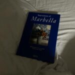 Maja Bohosiewicz Instagram - Dostałam dzisiaj na prezent urodzinowy piękną książkę album o Marbelli od dobrej duszy @malina_blanska - która jest moją nową ( starą? Ta historia jest ciekawa) koleżanką na emigracji. Mówiłam Malinie, że niczego tutaj nie znam, nie zwiedziałam, nie odkryłam, że sama Marbella jest dla mnie cudnym miejscem do życia ale nie wiem czy poleciałbym te destynacje na tygodniowe wakacje. I co dzień ( choć to pewnie przesada) ale co jakiś czas odkrywam jakiś mały skrawek prawdziwej Marbelli, jakąś uliczkę z cudnymi kwiatkami w oknach, jakiś sklep który z zewnątrz pokryty jest płytkami azulejos - w typowo hiszpański wzór, znajduje knajpkę z plastikowymi krzesłami w której zjadamy przepyszną rybę i mogę powiedzieć, że na prawdę odnajduje tu swoje ścięzki i czuję dobrze od kiedy pani z warzywniaka - fruteria de Adela- wita mnie radośnie i mówi, że specjalnie dla mnie zostawiła 5 buraków ( czyli remolacha). Przeglądam ten album i widzę wiklinowe kosze z gałązkami oliwnymi i wnętrza które ewidentnie są inspirowane kulturą i sztuką Maroka, piękne stare haciendy w kolorach od błękitu, przez różowy aż do czerwonego z białymi koniecznie oknami, drzewka pomarańczowe i cytryny które także rosną na moim podwórku. Zachwycają mnie inne rzeczy niż kiedyś i o dziwo jestem gotowa postawić coś na widoku w ramach ozdoby. Wiecie o mi chodzi? O to natręctwo chowania wszystkiego do środka szafek żeby nic nie było na widoku - aż tu nagle człowiek kupuje gliniane wazoniki i ręcznie malowane talerze które chce powiesić na ścianie. Malinko… dziękuję za piękny prezent. Mam nadziej że uda mi się pokazać wam tutaj Marbelle która widzę na zdjęciach w tym albumie ❤️ jeżeli macie jakieś miejsca godne polecenia do zobaczenia, albo po prostu godne pójścia i kontemplowania albo choćby wypicia kawy w pobliżu - dawajcie znać! #marbella