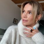 Maja Bohosiewicz Instagram – Co to znaczy dla Ciebie dom?
Dla mnie dom to miejsce gdzie jest mąż, dzieci, moje psy. Nie przyzwyczajam się do miejsc ale bardzo mocno do ludzi. Dzisiaj położyłam się w swoim domu w Warszawie i choć kocham go niezmiernie to bez tego pierwiastka ludzkiego, bez rozrzuconych kredek w salonie, piłki odbijanej od ściany – dom stał się mieszkaniem. Pięknym wnętrzem z którego ktoś wyciągał duszę. Wiecie o czym mówię? 

Outfit @lecollet @berriesandco