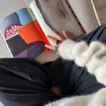 Maja Bohosiewicz Instagram – Co to znaczy dla Ciebie dom?
Dla mnie dom to miejsce gdzie jest mąż, dzieci, moje psy. Nie przyzwyczajam się do miejsc ale bardzo mocno do ludzi. Dzisiaj położyłam się w swoim domu w Warszawie i choć kocham go niezmiernie to bez tego pierwiastka ludzkiego, bez rozrzuconych kredek w salonie, piłki odbijanej od ściany – dom stał się mieszkaniem. Pięknym wnętrzem z którego ktoś wyciągał duszę. Wiecie o czym mówię? 

Outfit @lecollet @berriesandco