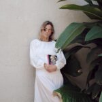 Maja Bohosiewicz Instagram - Zgarnęłam ją z szafki nocnej, nie wiem nawet skąd się tam wzięła. Lubię reportaże, ale te podróżnicze. Choć literatura faktu zawsze daje mi plaskacza w twarz zimną rybą. To się wydarzyło naprawdę ! Takie rzeczy się dzieją - krzyczy do mnie stosik liter na zadrukowanym papierze z kolorową okładką. Zazwyczaj przecież człowiek chce się zrelaksować, cieszyć naturą na wakacjach, ale nie, Wojciech Tochman ograbił mnie z mojej dziewczęcej naiwności w której wierzyłam, że kompletnie nie interesuje mnie kara dożywocia oraz jej cel i słuszność. A niech tam gniją w więzieniu, przecież nie za niewinność. No i tu właśnie pojawia się historia Osy, która w wieku nastoletnim jako pierwsza polka dostała karę dożywocia za zabójstwo wraz z dwoma kolegami. Nie dotknęła noża, nie zadała ciosu, nie była nawet przewodniczącą grupy. Choć te fakty do setnej strony w ogóle mnie nie interesują ponieważ śledzę historie z perspektywy mediów i dziennikarzy, np. Katarzyny Bondy której od dzisiaj w życiu nie przeczytam bo się na nią obraziłam po tej książce. I pięknie pokazuje nam się historia tego jak media, nagłówki, prasa, dziennikarze potrafią pięknie żonglować faktami i serwować nam je w formie szwedzkiego bufetu. To również niesamowita historia pod względem praw kobiet - bo Osa dostała wyrok taki sam jak jej dwóch kolegów którzy zbrodnie zaplanowali, skołowali narzędzia a następnie, zamordowali niewinną kobietę. Osa i jej zachowanie a raczej brak reakcji jest dla mnie psychopatyczny. Owszem… ale później pojawiają się kolejne fakty, kolejne pytania i kolejne narracje. Jak w dobrej książce nie dostajemy gotowej odpowiedzi instant więc nie możemy książki zamknąć i przejść swobodnie do kolejnej. Musimy mielić w głowie temat over and over…