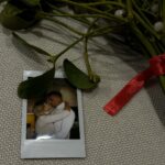 Maja Bohosiewicz Instagram – Ktoś się jeszcze całują pod jemiołą? 
Te święta to trochę jak wesele, wysoko postawione oczekiwania poprzez ilość przygotowań doprowadzają mnie potem do frustracji. I jak po weselu – najlepiej bawię się na poprawinach. Także dzisiejszy dzień na kanapie w dresach w rodzinnych rozgrywkach kalambur oraz taboo, kiedy w 4 pary ( rodzeństwo) plus rodzice darliśmy się o hasło Edith Piaf,  nasze 7 siostrzeńców i bratanków oraz dwa psy i kg pierogów. Dziękuję wam Kochana Rodzinko ❤️❤️❤️❤️❤️
