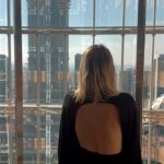 Maja Bohosiewicz Instagram - Nasza przygoda z mieszkaniem w Dubaju skończyła się półtora roku temu. Za każdym razem razem kiedy tu wracam czuję ciepło na sercu. Lubię to miejsce. Tak zupełnie szczerze, czuję się tu jak w domu. Kiedy przejeżdżam koło wieżowców na Marinie czuję gilgotki w brzuchu. Są ludzie którzy mają tak z Nowym Jorkiem. Ja mam to tutaj. Ogromne miasto które tak szybko dało się okiełznać, poznać, pokochać. Mieliśmy kilkunasto godzinny postój ale wycisnęliśmy ten dzień jak cytrynę. Nigdy nie robiłam wam takiego podsumowania co warto zobaczyć ale może tutaj uda się zrobić wam skrót atrakcji ( - top golf - spacer mariną do Dubai eye do bluewaters - szisza na na zachód słońca na bluewaters - museum przyszłości - Aquapark w Atlantis - pokaz fontann przy the point - przejazd metrem przez palme - kolacja w sushisamba - aura sky pool na zachód słońca - motion gate !!! - jazda na koniu na pustyni - kolacja na pustyni plus quady - wake surf (!) - la perle Dubai show - kolacja z show w DREAM - narty w dubai mall ( serio fun!) - pool day w którymś z świetnych hoteli ( prawie w każdym można zapłacić i przyjść na cały dzień plażowania) - joga w matcha studio - old Dubai, gold market - kolacja w libańskiej knajpie - Dubai Safari park - Oli Oli ( dla małych dzieci) - spacer po city walk wieczorem - arabskie tańce w Bardu port - impreza na plaży w barasti - drink w c’est la vie z widokiem na panoramę - hammam w hotelowym spa lub lokalnie mniej lux Nadal nie jest to nawet połowa… 💆‍♀️ wasze rekolekcje? Macie coś co pominęłam??