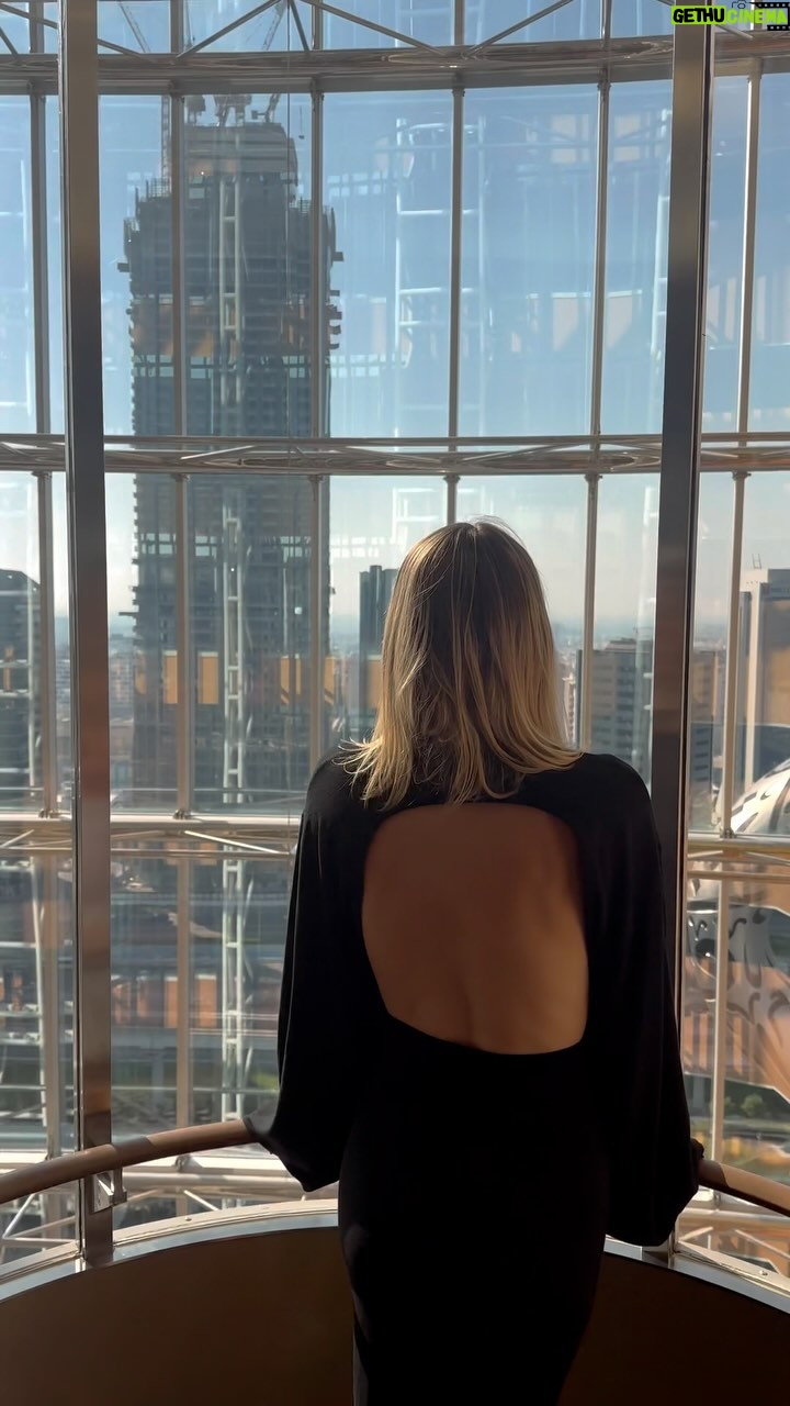 Maja Bohosiewicz Instagram - Nasza przygoda z mieszkaniem w Dubaju skończyła się półtora roku temu. Za każdym razem razem kiedy tu wracam czuję ciepło na sercu. Lubię to miejsce. Tak zupełnie szczerze, czuję się tu jak w domu. Kiedy przejeżdżam koło wieżowców na Marinie czuję gilgotki w brzuchu. Są ludzie którzy mają tak z Nowym Jorkiem. Ja mam to tutaj. Ogromne miasto które tak szybko dało się okiełznać, poznać, pokochać. Mieliśmy kilkunasto godzinny postój ale wycisnęliśmy ten dzień jak cytrynę. Nigdy nie robiłam wam takiego podsumowania co warto zobaczyć ale może tutaj uda się zrobić wam skrót atrakcji ( - top golf - spacer mariną do Dubai eye do bluewaters - szisza na na zachód słońca na bluewaters - museum przyszłości - Aquapark w Atlantis - pokaz fontann przy the point - przejazd metrem przez palme - kolacja w sushisamba - aura sky pool na zachód słońca - motion gate !!! - jazda na koniu na pustyni - kolacja na pustyni plus quady - wake surf (!) - la perle Dubai show - kolacja z show w DREAM - narty w dubai mall ( serio fun!) - pool day w którymś z świetnych hoteli ( prawie w każdym można zapłacić i przyjść na cały dzień plażowania) - joga w matcha studio - old Dubai, gold market - kolacja w libańskiej knajpie - Dubai Safari park - Oli Oli ( dla małych dzieci) - spacer po city walk wieczorem - arabskie tańce w Bardu port - impreza na plaży w barasti - drink w c’est la vie z widokiem na panoramę - hammam w hotelowym spa lub lokalnie mniej lux Nadal nie jest to nawet połowa… 💆♀️ wasze rekolekcje? Macie coś co pominęłam??