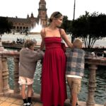Maja Bohosiewicz Instagram – ❤️ MAMA ❤️
Nie mam słów którymi mogłabym opisać szczęście i sens które nadają mojemu życiu te dwie istoty.
Kocham Was najmocniej na świecie i staram się podejmując każdą decyzję myśleć o tym czy to przyniesie wam korzyść. Z wami każda muszelka na plaży jest najciekawszym obiektem na ziemi, z wami wiem, że patyk to tak naprawdę miecz wojownika, z wami poranki to najlepsze momenty do rozmów, z wami wiem, że można źle posłodzić herbatę i wiem, że cierpliwości można się nauczyć i wyszkolić. Jesteście esencją mojego życiowego rosołu i bez Was wszystko byłoby … jakieś takie bez smaku, koloru, radości. Wnosicie radość i miłość której nie da się opisać i dziwne to uczucie że jakby część Ciebie żyje obok i chce żyć po swojemu. 💕💕💕 moje cudowne dzieci – bardzo jestem dumna z tego jakimi pięknymi i dobrymi ludźmi się stajecie. #dzienmamy
