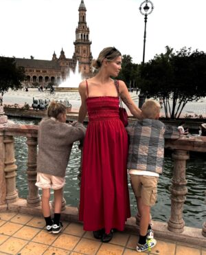 Maja Bohosiewicz Instagram - ❤️ MAMA ❤️ 
 Nie mam słów którymi mogłabym opisać szczęście i sens które nadają mojemu życiu te dwie istoty. 
Kocham Was najmocniej na świecie i staram się podejmując każdą decyzję myśleć o tym czy to przyniesie wam korzyść. Z wami każda muszelka na plaży jest najciekawszym obiektem na ziemi, z wami wiem, że patyk to tak naprawdę  miecz wojownika, z wami poranki to najlepsze momenty do rozmów, z wami wiem, że można źle posłodzić herbatę i wiem, że cierpliwości można się nauczyć i wyszkolić. Jesteście esencją mojego życiowego rosołu i bez Was wszystko byłoby … jakieś takie bez smaku, koloru, radości. Wnosicie radość i miłość której nie da się opisać i dziwne to uczucie że jakby część Ciebie żyje obok i chce żyć po swojemu. 💕💕💕 moje cudowne dzieci - bardzo jestem dumna z tego jakimi pięknymi i dobrymi ludźmi się stajecie.  #dzienmamy