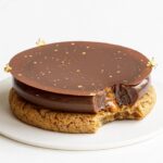 Maja Vase Instagram – Cheeewy hazelnut cookie, anyone? 🍪🌰🙋🏼‍♀️ 

With silky hazelnut ganache, molten salted hazelnut praline, and crunchy caramelized hazelnuts 👌🏻 #mykindofcookie ✌🏻