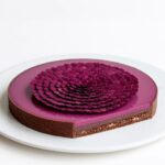 Maja Vase Instagram - Blackberry hazelnut chocolate tart 💘 My kind of therapy 🌸🧘🏼‍♀️ Send a 💗 for recipe and support 🫶🏻