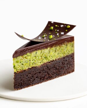 Maja Vase Instagram - Caramelized pistachio brownie RECIPE 🍀 Fudgy, crunchy, and crazy good! Save the recipe and drop a 💚, if you like it! 

BROWNIE
120 g dark chocolate
60 g butter
2 eggs
180 g caster sugar
30 g all-purpose flour
10 g cocoa powder
1/3 tsp salt  SALTED PISTACHIO CRUNCH
125 g caster sugar
125 g green pistachio nuts
50 g white chocolate
1 pinch of salt  MILK CHOCOLATE GANACHE
120 g dark milk chocolate
80 g heavy cream

INSTRUCTIONS 👇🏻