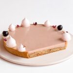 Maja Vase Instagram - Cherry vanilla candied almonds Christmas tart 🍒🎅🏻❤️ REKLAME / AD for @estatecoffee.dk #valrhonadk From the top: Light and fluffy cherry vanilla meringue ☁️ Silky cherry vanilla Ivoire ganache 🍒 Crunchy layer of candied almonds #brændtemandler and Dulcey 🍫 Flaky almond shortcrust ✨ Hit the 🎅🏻 for recipe 👇🏻