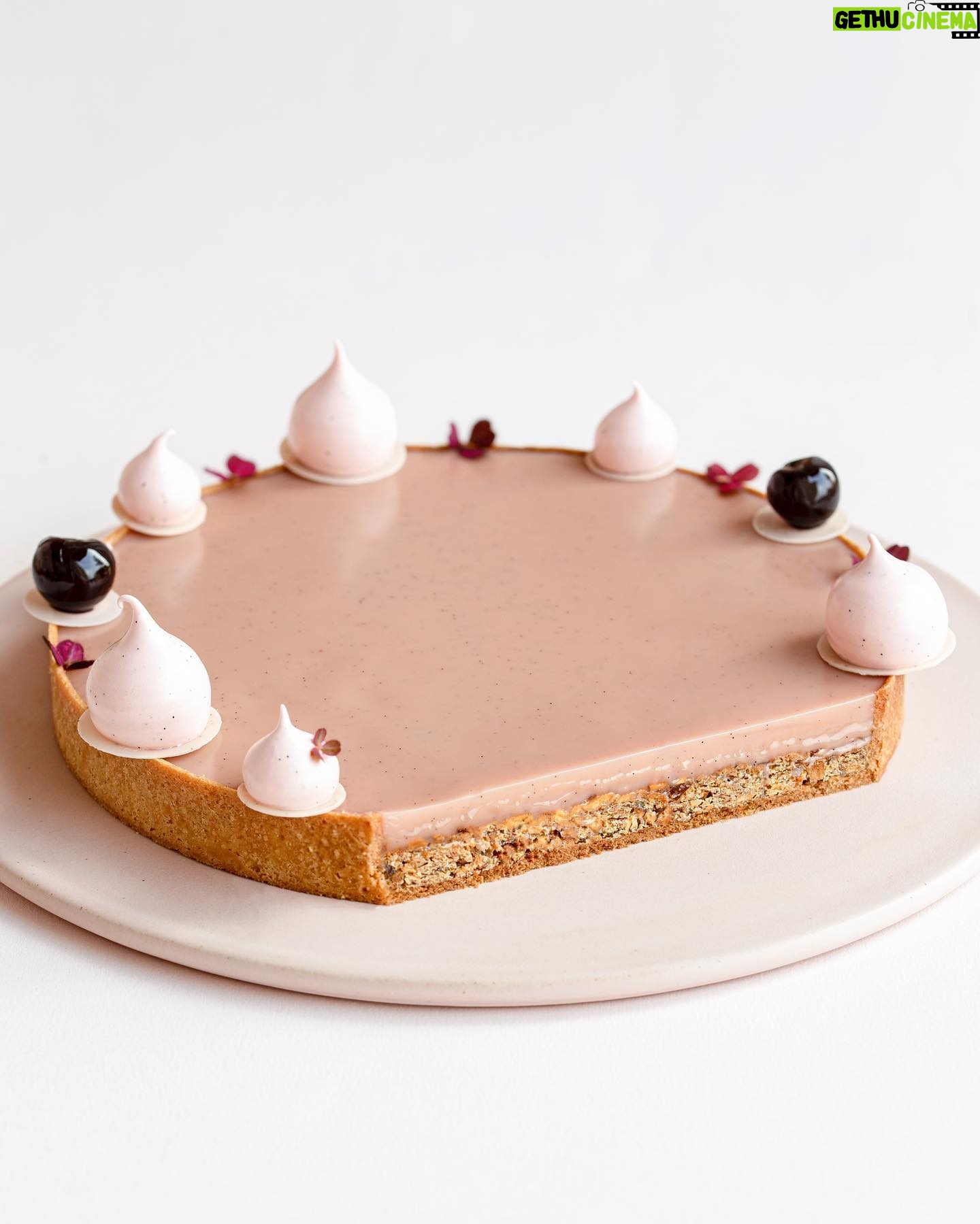 Maja Vase Instagram - Cherry vanilla candied almonds Christmas tart ๐๐
๐ปโค๏ธ REKLAME / AD for @estatecoffee.dk #valrhonadk From the top: Light and fluffy cherry vanilla meringue โ๏ธ Silky cherry vanilla Ivoire ganache ๐ Crunchy layer of candied almonds #brรฆndtemandler and Dulcey ๐ซ Flaky almond shortcrust โจ Hit the ๐
๐ป for recipe ๐๐ป