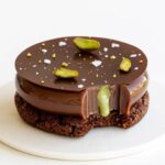 Maja Vase Instagram - Salted pistachio chocolate cookie 🍪🍀💥 Crunchy, chewy and melts in your mouth 🙊 Recipe? 💚