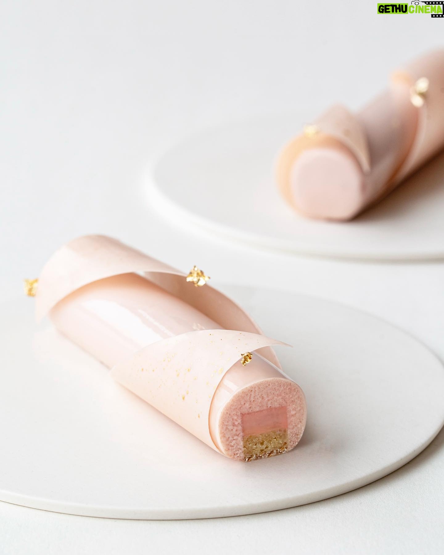 Maja Vase Instagram - Strawberry champagne marzipan lemon 🍾🍓🧨 First New Year’s Eve dessert 2024 ✨ Recipe in app ❤️