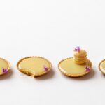 Maja Vase Instagram – Who loves yuzu (tarts)? 🍋🙋🏼‍♀️ Yuzu sesame tart RECIPE to you 💛🏷️

SESAME SHORTCRUST
125 g all-purpose flour
25 g sesame flour
50 g icing sugar
75 g cold butter
a bit of finely grated yuzu zest 
1 pinch of salt
1/2 egg

SESAME PRALINÉ
50 g sugar
35 g roasted sesame seeds  1 pinch of salt  YUZU GANACHE
160 g white chocolate
40 ml yuzu juice
40 ml heavy cream  DECORATION  mini macarons  purple basil flowers

INSTRUCTIONS 👇🏻