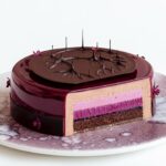Maja Vase Instagram - Black currant chocolate cake 💘 Min kærlighedskage fra Bagedysten i lørdags 🎬 Af hjertet tusind tak for jeres kæmpe støtte! Jeg er meget rørt og overvældet over al jeres kærlighed 🥹🙏🏻💓 Opskriften er nu i min app ‘Maja Vase’ og på min hjemmeside majavase.dk ✨ Til alle jer nye: Kærligt velkommen til mit lille kageunivers 💖 Hvis I har spørgsmål om mig eller mine kager, så hold jer endelig ikke tilbage 👇🏻🫶🏻