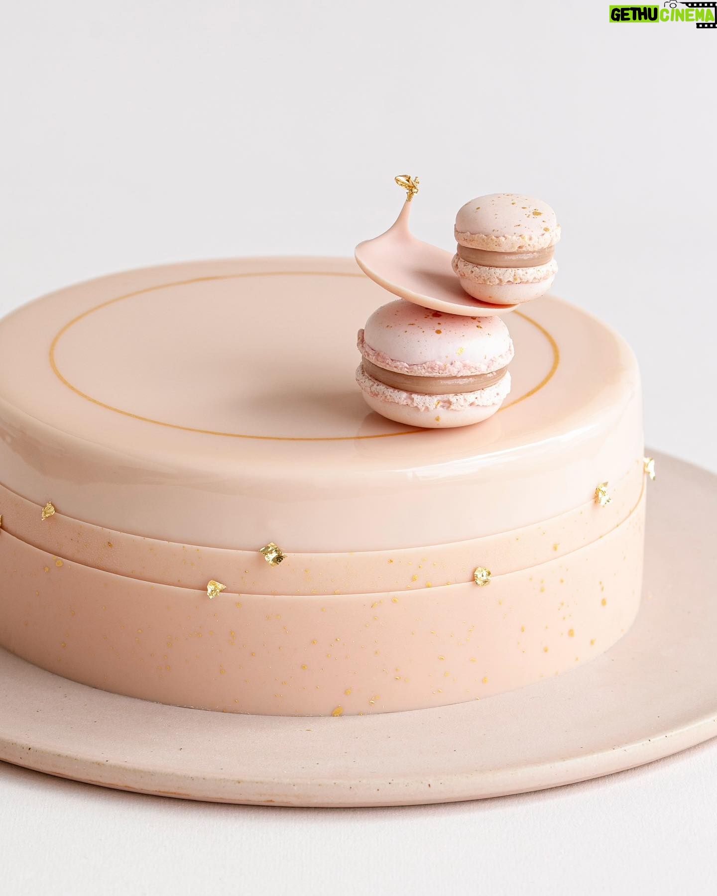 Maja Vase Instagram - RECIPE for you: Glittery strawberry champagne cake 🍓🍾 Pretty perfect for New Year’s Eve ✨ REKLAME / AD for @estatecoffee.dk #valrhona
Serves 8
CRUNCHY BASE
50 g Ivoire 35 % from Valrhona
20 g feuilletine
10 g popping candy
a bit of lemon zest SPONGE CAKE 35 g sugar
1 egg
35 g flour 1/4 tsp baking powder CHAMPAGNE GELÉE
1/2 leaf of gelatine
35 ml reduced champagne CHAMPAGNE CREMEUX
1/2 leaf of gelatine
140 g Ivoire 35 % from Valrhona
2 egg yolks
15 g sugar
100 ml heavy cream
50 ml reduced champagne
10 ml lemon juice STRAWBERRY MOUSSE
1 1/2 leaves of gelatine
220 g Ivoire 35 % from Valrhona 100 g strawberry purée 10 ml lemon juice
220 ml heavy cream GLAZE
3 leaves of gelatine
75 g Ivoire 35 % from Valrhona
50 ml heavy cream
25 ml water
75 g sugar 75 g glucose syrup
pink food coloring DECORATION
chocolate belts
mini macarons
chocolate decoration edible gold leaf DECORATION
chocolate belts
mini macarons
chocolate decoration edible gold leaf INSTRUCTIONS 👇🏻