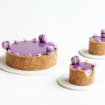 Maja Vase Instagram - Wild blueberry vanilla cheesecake RECIPE 🔮👇🏻 Crazy textures and colours 👌🏻 No bake, no gelatine, no artificial colours 🪄 Save the recipe and send some 💜, if you like it! BISCUIT BASE 150 g oat biscuits 75 g butter BLUEBERRY VANILLA FILLING 250 g cream cheese 75 g powdered sugar 150 g heavy cream 15 g blueberry purée 1 vanilla pod BLUEBERRY VANILLA GANACHE 100 g white chocolate 40 g heavy cream 20 g blueberry purée 5 g lemon juice 1/3 vanilla pod DECORATION tiny blueberry macarons lilacs INSTRUCTIONS 👇🏻