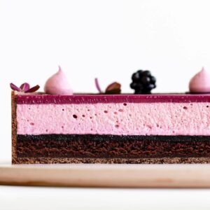 Maja Vase Instagram - Blackberry meringue brownie tart ☁️💕 #flødebolletærte 🌸 That fluffy texture 🙉👉🏻