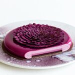 Maja Vase Instagram – Blackberry chocolate cake 💘 8 thin layers – and my favourite flower on top 🌸🧘🏼‍♀️ #caketheraphy 

Dybt taknemmelig for brombærgavmilde venner 🙏🏻💖 @anneauchocolat @christian_moltkedahl