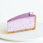Maja Vase Instagram - Wild blueberry vanilla cheesecake RECIPE 🔮👇🏻 Crazy textures and colours 👌🏻 No bake, no gelatine, no artificial colours 🪄 Save the recipe and send some 💜, if you like it! BISCUIT BASE 150 g oat biscuits 75 g butter BLUEBERRY VANILLA FILLING 250 g cream cheese 75 g powdered sugar 150 g heavy cream 15 g blueberry purée 1 vanilla pod BLUEBERRY VANILLA GANACHE 100 g white chocolate 40 g heavy cream 20 g blueberry purée 5 g lemon juice 1/3 vanilla pod DECORATION tiny blueberry macarons lilacs INSTRUCTIONS 👇🏻