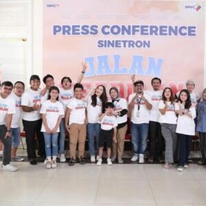 Makayla Rose Hilli Instagram - Keseruan nonton bareng tayangan perdana @jalankeadilan_mncp 
Saksikan terus setiap Senin-jumat jam 15.20 @officialmnctv 
#jalankeadilan 
#makaylarose 
#makaylarosehilli 
#sinetron 
#masyaallahtabarakallah