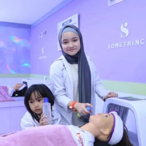 Makayla Rose Hilli Instagram - Seru banget main di @kidzaniajakarta 
#masyaallahtabarakallah 
#kidszaniajakarta
#kidszania
#masyaallahtabarakallah 
#makaylarose 
#makaylarosehilli 
#ootdhijab
#hijabstyle