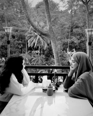 Makayla Rose Hilli Instagram - Cerita nya kita romantis...
Yg ngambil photo @nirmasrikandi