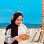 Makayla Rose Hilli Instagram - | mang bolee sok ngebaca kyk ginii?? || ☀️📖🌴- @dhona_rianie @bherthatha