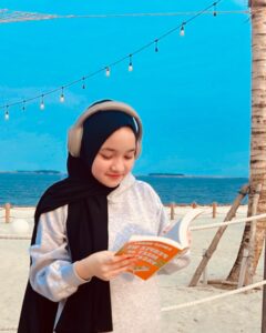 Makayla Rose Hilli Instagram - | mang bolee sok ngebaca kyk ginii?? || ☀️📖🌴- @dhona_rianie @bherthatha