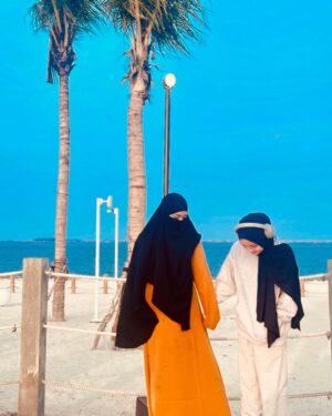Makayla Rose Hilli Instagram - | mang bolee sok ngebaca kyk ginii?? || ☀️📖🌴- @dhona_rianie @bherthatha