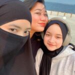 Makayla Rose Hilli Instagram - | mang bolee sok ngebaca kyk ginii?? || ☀️📖🌴- @dhona_rianie @bherthatha