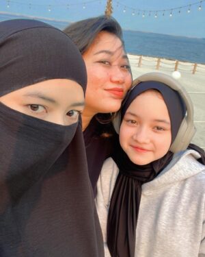 Makayla Rose Hilli Instagram - | mang bolee sok ngebaca kyk ginii?? || ☀️📖🌴- @dhona_rianie @bherthatha