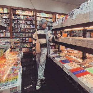 Makayla Rose Hilli Instagram - Books are a uniquely portable magic
#masyaallahtabarakallah 
#makaylarose 
#makaylarosehilli 
#books 
#reading 
#ootdhijab 
#hijabstyle
#hijabfashion 
#ootdfashion