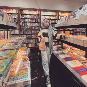 Makayla Rose Hilli Instagram - Books are a uniquely portable magic
#masyaallahtabarakallah 
#makaylarose 
#makaylarosehilli 
#books 
#reading 
#ootdhijab 
#hijabstyle
#hijabfashion 
#ootdfashion