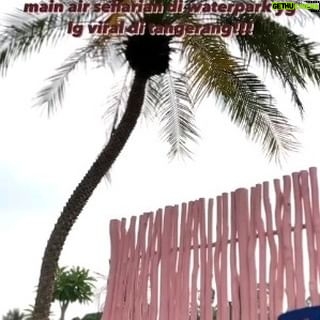 Makayla Rose Hilli Instagram - siapa nih yg liburan sekolah nya masih bingung mau kemana? kemarin makayla dan @audreyjunicka puas-puasin main @tropikana.waterpark . ini tuh water park yg lg viral banget di tangerang lho! banyak banget aktifitas seru disini seperti water slide, kolam arus, kiddy and baby pool, playground, dll.. ga perlu takut kelaparan, karena ada restoran yg makanan nya enak-enak.. ada marchendise store nya juga lho! yg aku suka, disini kolam renang nya estetik banget bagus buat ber photo ria! tunggu apalagi? yuk isi liburan sekolah kalian untuk berkunjung kesini #tropikanawaterpark #tropikanatangerang #waterparktangerang #makaylajalanjalan #masyaallahtabarakallah