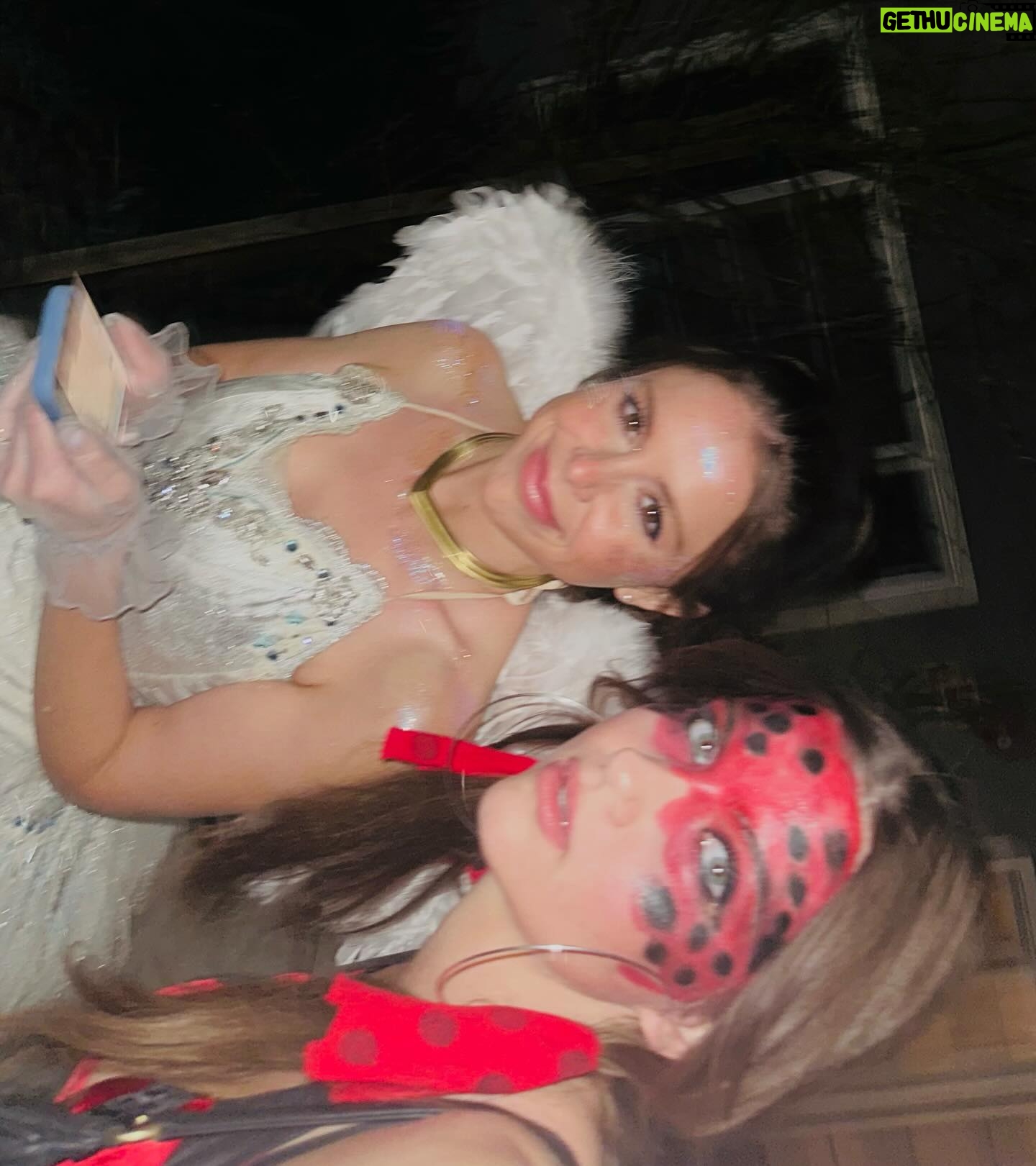 Makenzie Vega - 1.4K Likes - My sweet little ladybug sister brought me out.
Twas nice playing dress up with my best girly, but I still prefer home š
šµš» š š«