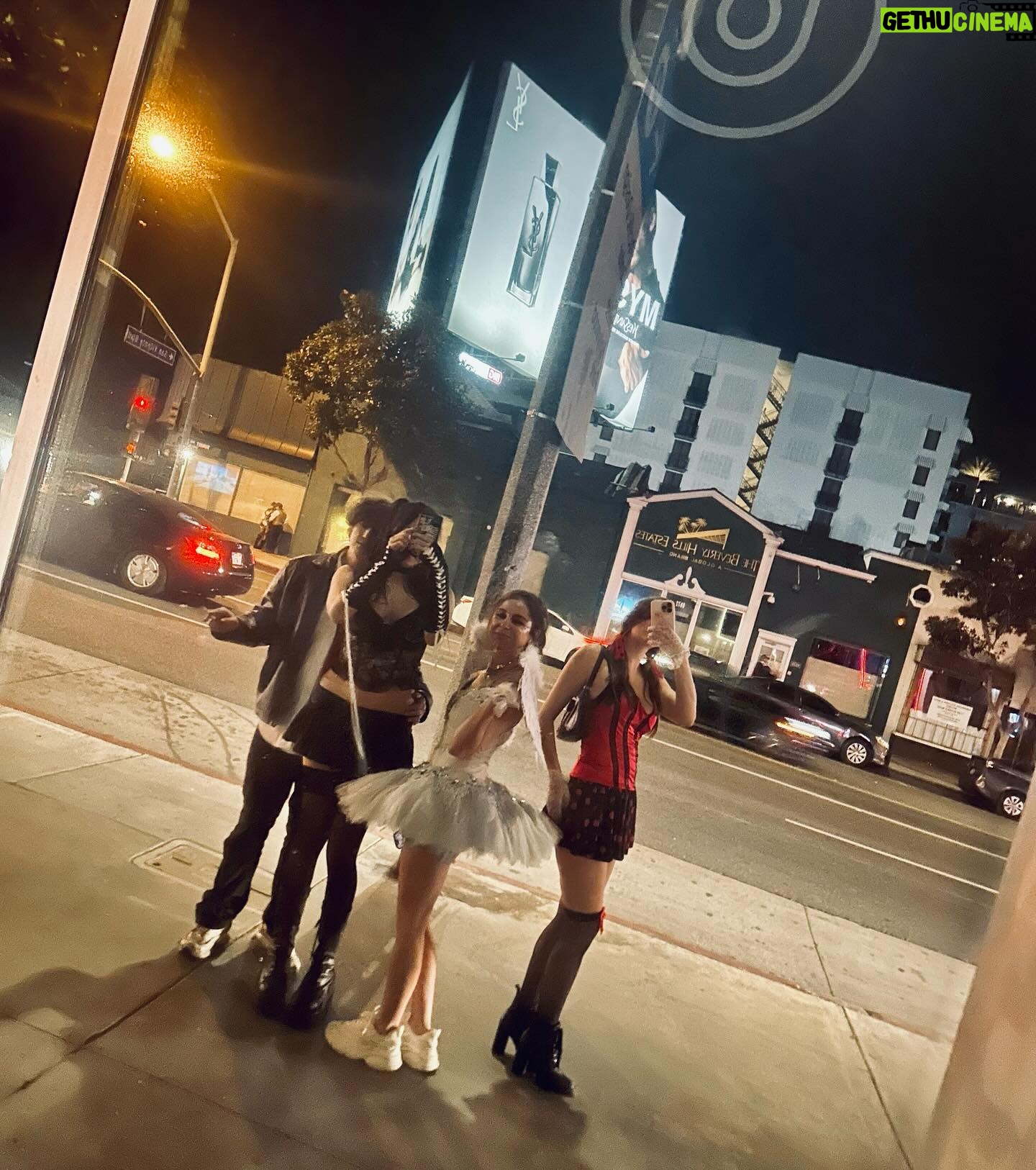 Makenzie Vega - 1.4K Likes - My sweet little ladybug sister brought me out.
Twas nice playing dress up with my best girly, but I still prefer home š
šµš» š š«