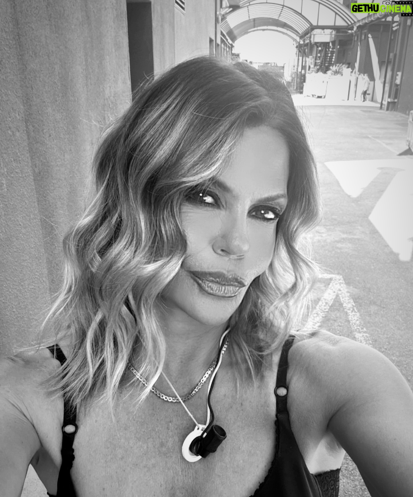 Makoke Instagram - Ya estamos a mitad de semana, y con una primavera nublada… en blanco y negro, nos vemos esta tarde en @asieslavidatele