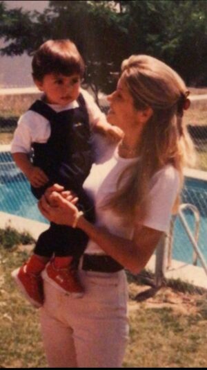 Makoke Instagram - Hace 30 años llegaste a mi vida, y me  enseñaste cual era el amor mas puro e incondicional, ahora tú mejor que nadie sabes de lo que hablo, mi vida, sabes perfectamente lo que eres para mi y solo puedo darte las GRACIAS por cuidarme como lo haces, y por hacerme sentir la madre mas feliz del mundo, Te quiero a rabiar, felicidades mi vida 🤍🤍🤍🤍🎂🎂🎂🎂 @javier_tudela14