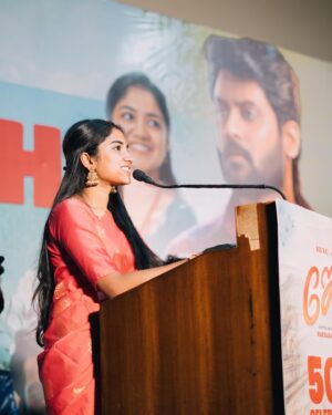 Malavika Manoj Instagram - When 50 days of JOE got me blush 😌✨🩷

@hariharanram_24 🩷
@rio.raj 💖