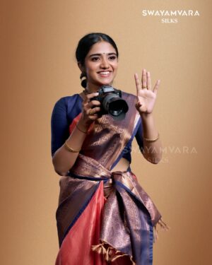 Malavika Manoj Instagram - Capturing Elegance 

 @malavika_manojj wearing: Traditional copper tissue saree in self design with contrast defined border in peach and navy blue combination

#swayamvarasilks #malavikamanoj #joemovie
#kerala #trending