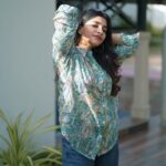 Malavika Sreenath Instagram - Incase you missed some chiri 🌝😎 Shot by @muzammilmooza 🕶️ Shirt @senora_western_outlet 🫶🏼 Special Thanks @amritha_lakshmi___ 🤍