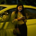 Malavika Sreenath Instagram - This song never gets old ✨ Also, play this on your next date to make her fall head over heels 🐣🌝 Reminding you to buy her flowers!! 💁‍♀️ ketto. Ok. 🤍 📸 @muzammilmooza 🫶🏼