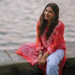 Malavika Sreenath Instagram - Magical evenings by the sea, sun , lights and her 🤍